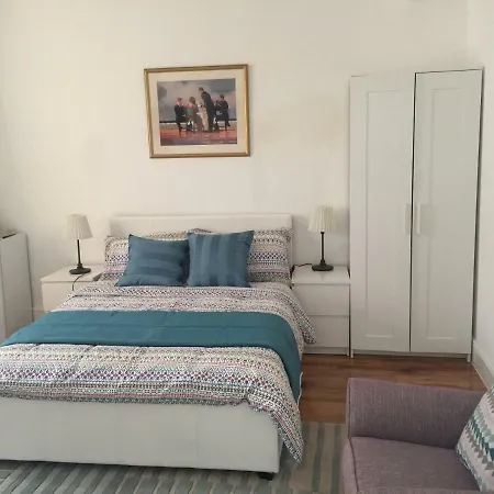 Station Five Bedroom Self Contained House 3* Abbey Wood