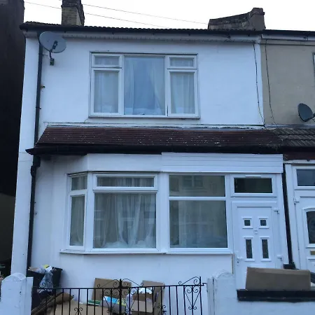 Station Five Bedroom Self Contained House 3* Abbey Wood