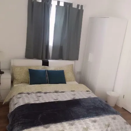 Station Five Bedroom Self Contained House 3* Abbey Wood