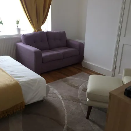 Station Five Bedroom Self Contained House Affittacamere
