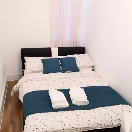 Station Five Bedroom Self Contained House 3* Abbey Wood