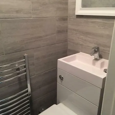 Station Five Bedroom Self Contained House 3* Abbey Wood