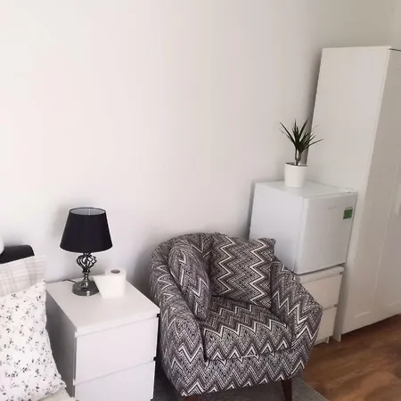 Station Five Bedroom Self Contained House Affittacamere