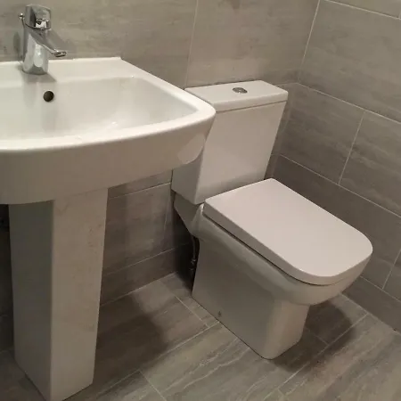 Station Five Bedroom Self Contained House Affittacamere Abbey Wood
