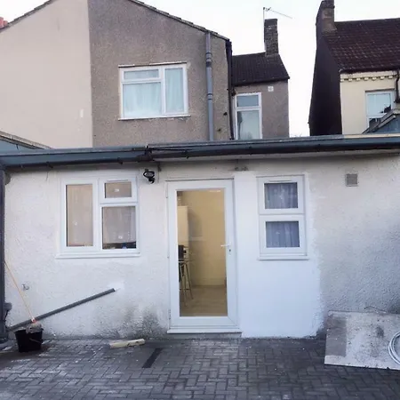 Station Five Bedroom Self Contained House 3* Abbey Wood