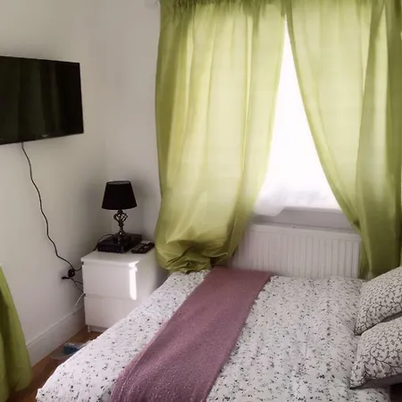 Station Five Bedroom Self Contained House Affittacamere Abbey Wood