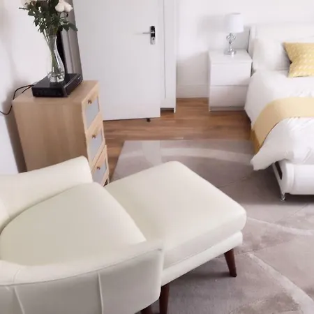 Station Five Bedroom Self Contained House 3*