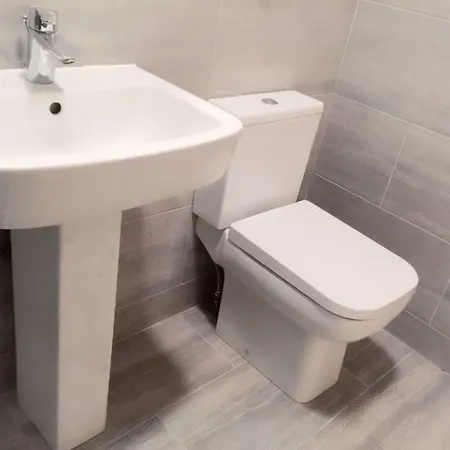 Station Five Bedroom Self Contained House 3* Abbey Wood