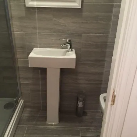 Affittacamere Station Five Bedroom Self Contained House Abbey Wood