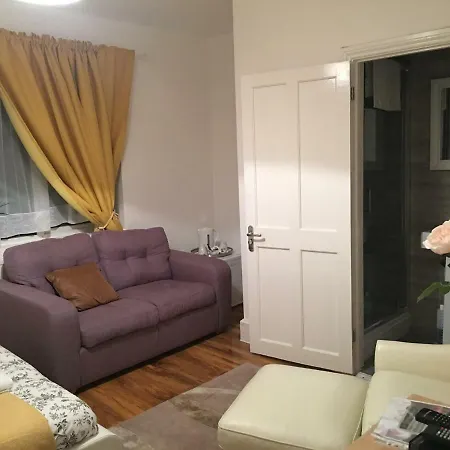 Station Five Bedroom Self Contained House Affittacamere