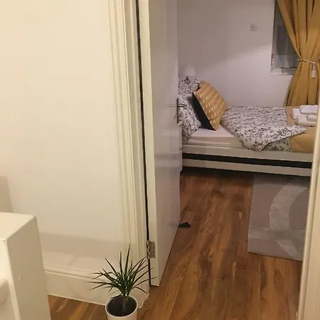 Station Five Bedroom Self Contained House Affittacamere Abbey Wood