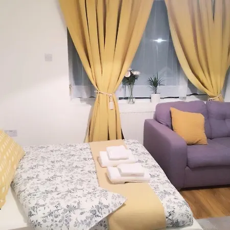 Station Five Bedroom Self Contained House 3*