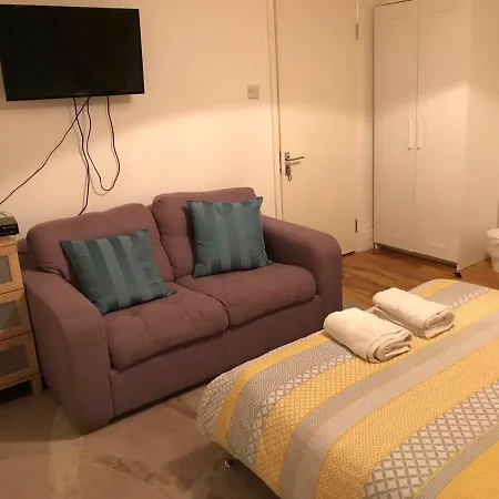 Station Five Bedroom Self Contained House 3* Abbey Wood