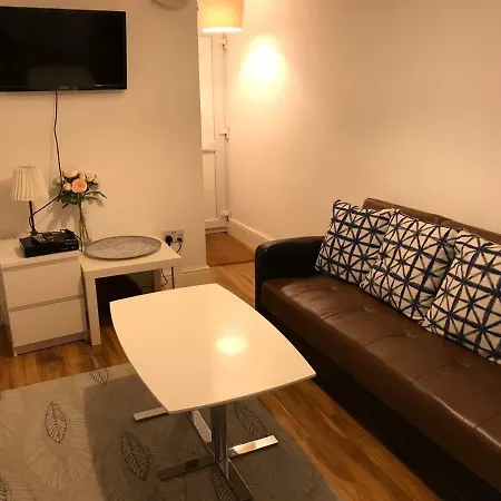 Station Five Bedroom Self Contained House Affittacamere