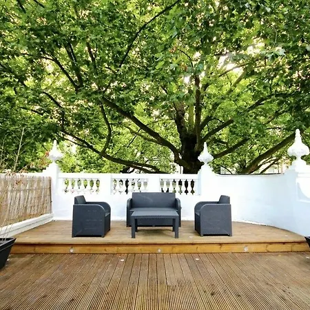 Tree House Celebrity In Notting Hill *