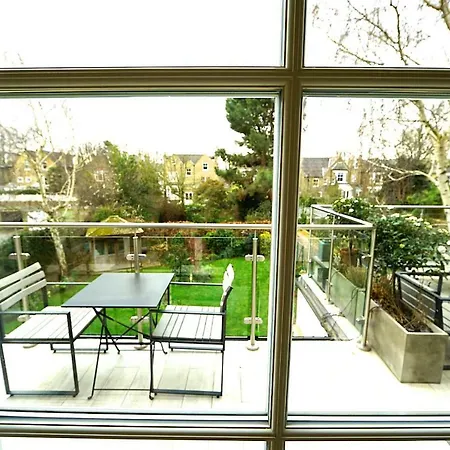 Kew Gardens 4*