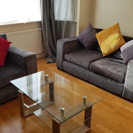 Apartment Elegant And Spacious 2 Bedroom