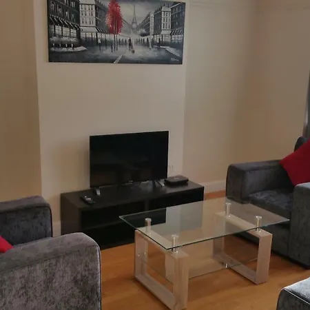 Apartment Elegant And Spacious 2 Bedroom *