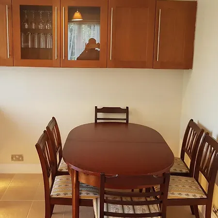 Apartment Elegant And Spacious 2 Bedroom