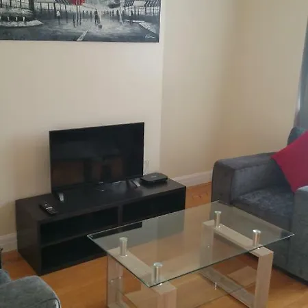 Apartment Elegant And Spacious 2 Bedroom *