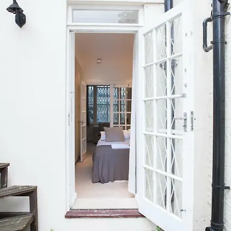 Next To Victoria Station Apartment *