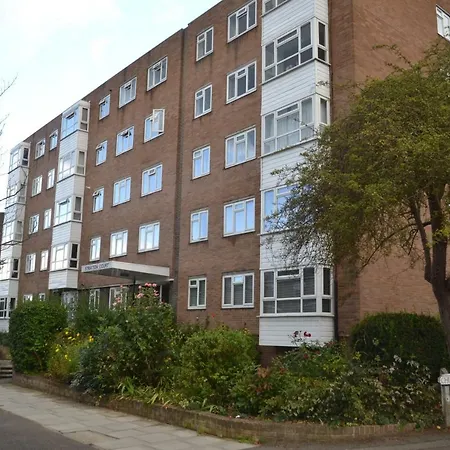 2 Bedroom In Stratton Court Surbiton Incl Free Parking