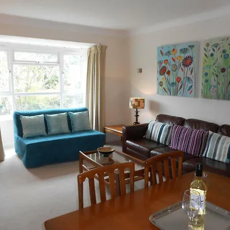 2 Bedroom In Stratton Court Surbiton Incl Free Parking Apartment *