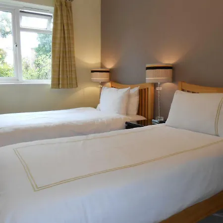 2 Bedroom In Stratton Court Surbiton Incl Free Parking * Kingston upon Thames (Greater London)