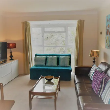 Apartment 2 Bedroom In Stratton Court Surbiton Incl Free Parking