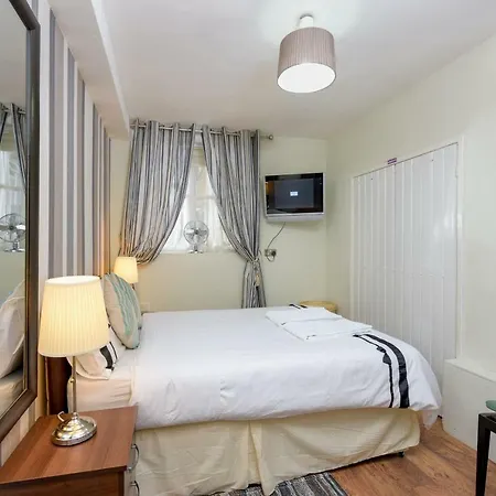 Gloucester Gardens Apartment