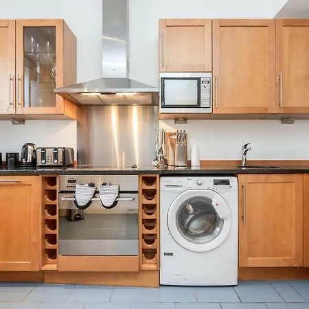 Outstanding Trafalgar Penthouse, Sleeps 8 London
