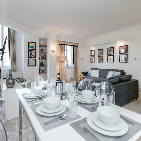 Outstanding Trafalgar Penthouse, Sleeps 8 Apartment