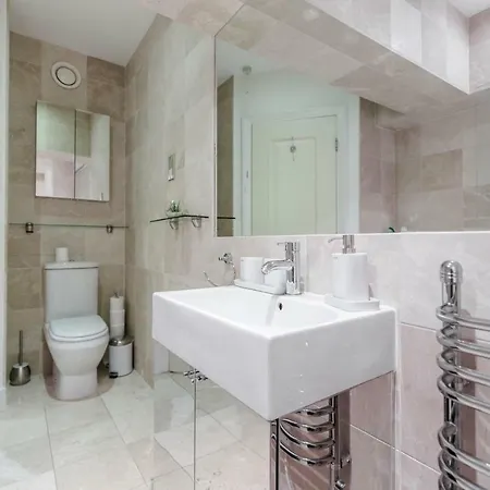 Outstanding Trafalgar Penthouse, Sleeps 8 London