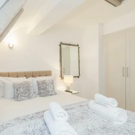 Apartment Outstanding Trafalgar Penthouse, Sleeps 8