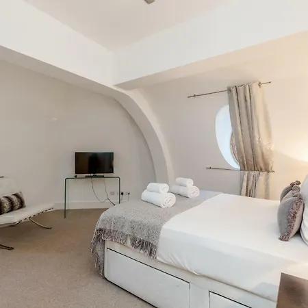 Apartment Outstanding Trafalgar Penthouse, Sleeps 8