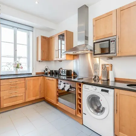 Outstanding Trafalgar Penthouse, Sleeps 8