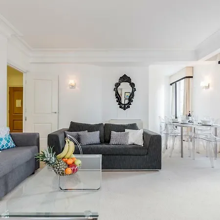 Outstanding Trafalgar Penthouse, Sleeps 8