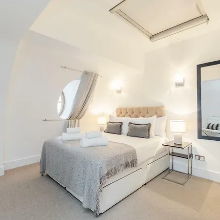 Outstanding Trafalgar Penthouse, Sleeps 8 Apartment *