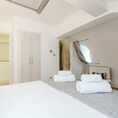 Outstanding Trafalgar Penthouse, Sleeps 8
