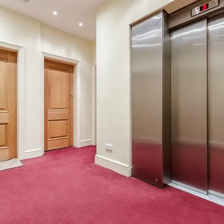 Outstanding Trafalgar Penthouse, Sleeps 8 *