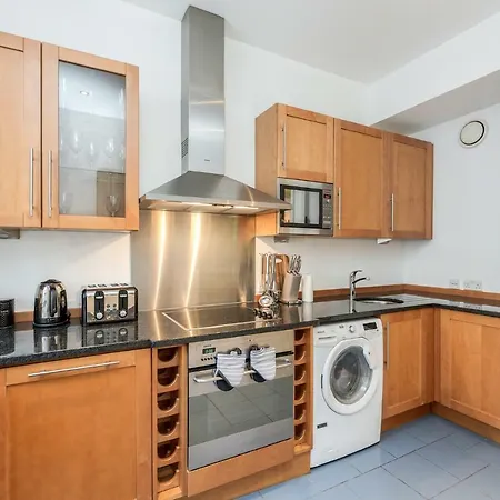 Outstanding Trafalgar Penthouse, Sleeps 8 *