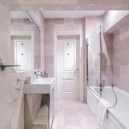 Outstanding Trafalgar Penthouse, Sleeps 8 Apartment