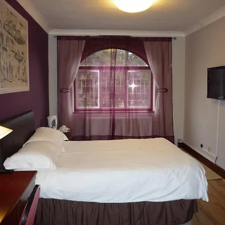 Madonna Halley Hotel Edgware