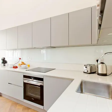 Flat 4, Cromwell Road 1 Bedroom With Balcony