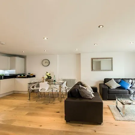Finchley - Luxury 2 Bed Ground Floor Apartment *