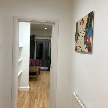 Walm Lane Apartment *