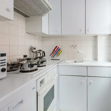 One Bedroom High Street Kensington Apartment *