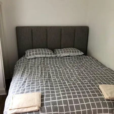 Dartmouth House Homestay *