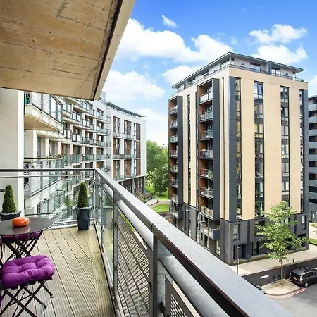 Beautiful, Secure, 2-bedroom Canal-side