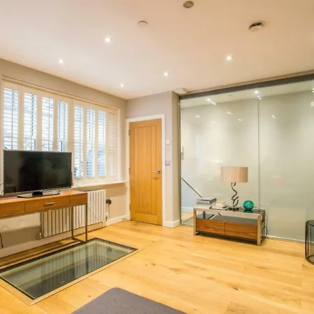 The Escalier Mews - Bright 3bdr Apartment London